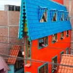 Într-un mic oraș din Peru, există o casă care îi face pe oameni să se oprească în loc și să se întrebe dacă este reală. În cel mai îngust punct, are doar 63 de centimetri lățime – mai puțin decât un metru. Chiar și așa, construcția nu este doar o curiozitate arhitecturală, ci o locuință complet funcțională. Cum au reușit să „înghesuie” totul înăuntru Deși spațiul pare imposibil de folosit, casa este organizată inteligent, pe verticală. Fiecare nivel are un rol bine stabilit, iar scările înguste fac legătura între etaje. Surprinzător, în interior există aproape tot ce ai găsi într-o locuință obișnuită: bucătărie, baie, dormitor, living, birou și chiar un mic spațiu pentru spălat rufe. Practic, fiecare centimetru este folosit la maximum. De la idee curajoasă la atracție turistică Casa se află în Aucallama, la aproximativ 80 de kilometri de Lima, și a devenit rapid un punct de atracție pentru turiști și curioși. Proprietarul, Fabio Moreno, a construit-o nu doar ca experiment, ci și ca o dovadă că spațiul mic poate fi folosit inteligent. În prezent, încearcă să o înscrie în Cartea Recordurilor ca fiind cea mai îngustă casă din lume. Mai mult decât o casă, un mesaj Dincolo de dimensiunile sale extreme, construcția transmite o idee simplă: nu mărimea locuinței definește confortul, ci modul în care este organizată. Chiar dacă nu este gândită pentru trai permanent, casa arată că, uneori, limitele pot fi depășite cu puțină creativitate și multă ingeniozitate.