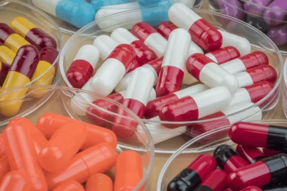 „Moartea vândută online”: campanie națională împotriva medicamentelor falsificate care ucid anual milioane de oameni