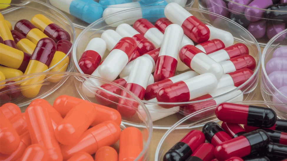 „Moartea vândută online”: campanie națională împotriva medicamentelor falsificate care ucid anual milioane de oameni