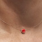 Colierele cu fir transparent și modul în care pun în valoare pandantivul