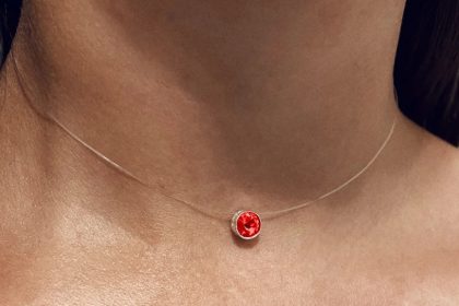 Colierele cu fir transparent și modul în care pun în valoare pandantivul