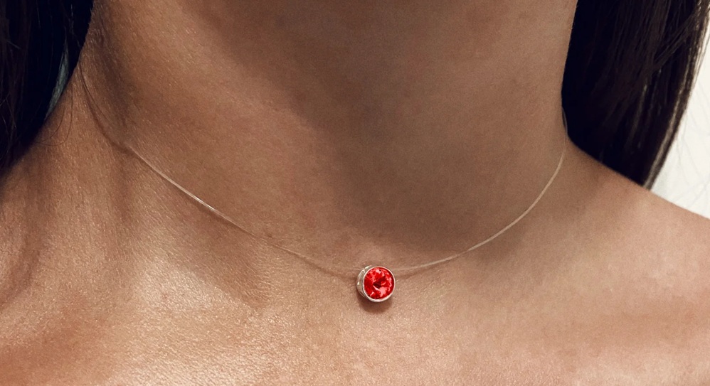 Colierele cu fir transparent și modul în care pun în valoare pandantivul