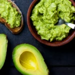 Cum înmoi un avocado tare în doar 5 minute. Trucul simplu pentru un guacamole perfect