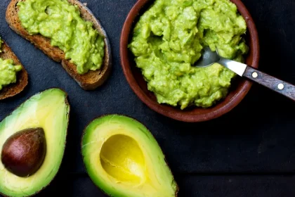 Cum înmoi un avocado tare în doar 5 minute. Trucul simplu pentru un guacamole perfect