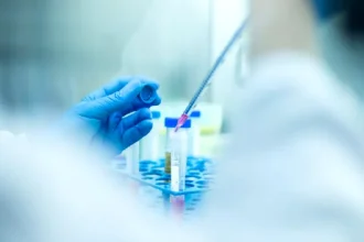 Persoanele născute înainte de 1966, avertizate: un simptom aparent banal poate ascunde o boală gravă