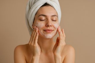 Produse cosmetice care merită un loc permanent în rutina ta de îngrijire