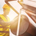 Japonezii au creat o vestă care combate canicula cu ajutorul energiei solare. Tehnologia este testată la Expo Osaka 2025
