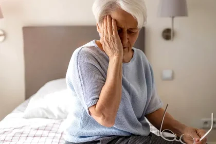 Te confrunți cu dureri de cap în fiecare dimineață? Medicii explică de ce apar și când pot ascunde o problemă gravă