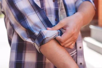 De ce își suflecă bărbații mânecile cămășii până la cot. Gestul banal care a devenit un detaliu de stil