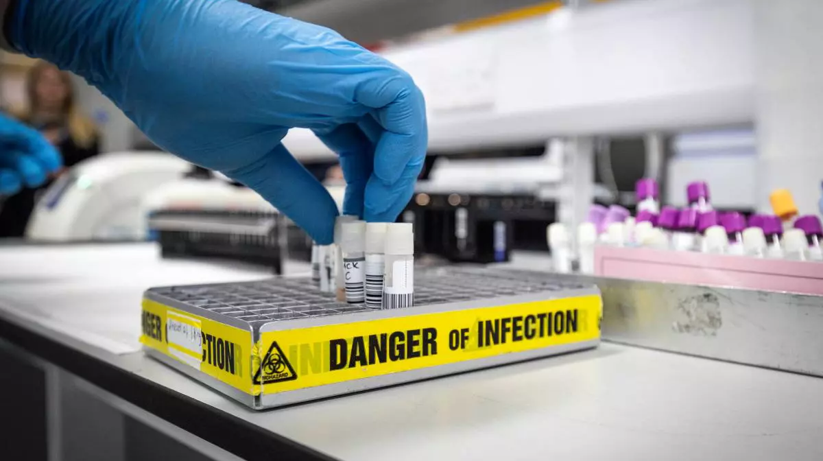 Inteligența artificială a fost folosită pentru a crea viruși noi în laborator. Experimentul cercetătorilor americani ridică întrebări privind siguranța
