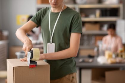 Cum reduci timpul de pregătire a coletelor prin alegerea corectă a ambalajelor