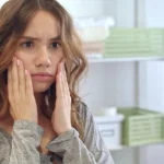 De ce te trezești dimineața cu fața umflată. Trei obiceiuri de seară care pot favoriza retenția de apă